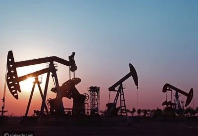 انخفاض النفط بسبب وفرة المعروض وضعف الطلب الأمريكي