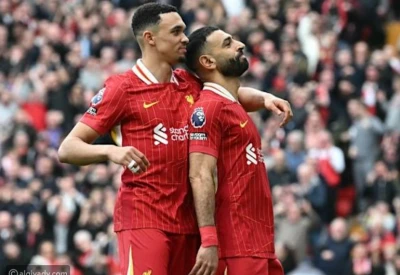مو صلاح يواسي ألكسندر أرنولد في وداعه الأخير لجمهور ليفربول