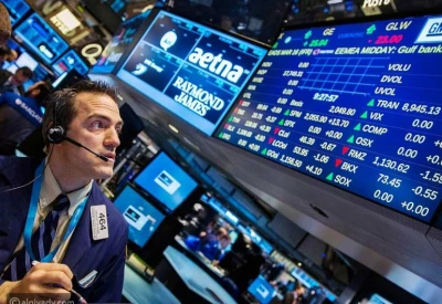 قفزة قياسية للأسهم العالمية مع هبوط الدولار وتراجع أسعار النفط
