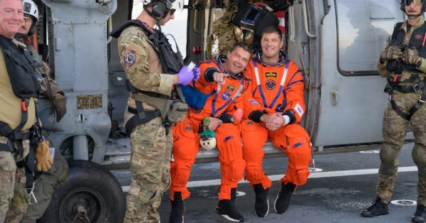 لحظة هبوط رواد فضاء أرتميس 2 وتأثرهم بجاذبية الأرض