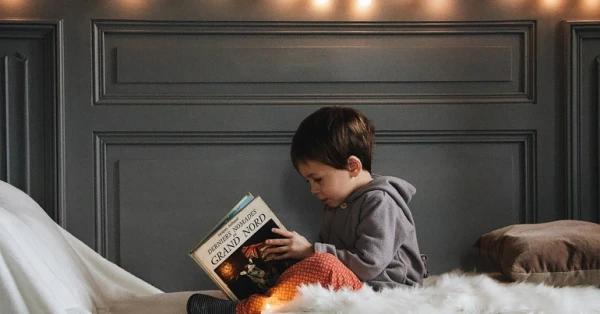 في اليوم العالمي لكتاب الطفل: تعرف على الأب الروحي لحكايات الأطفال