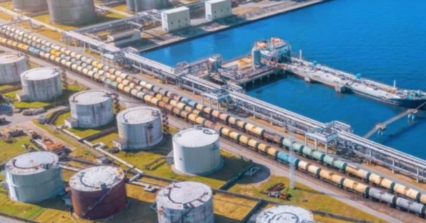 زيادة كبيرة في مخزون الخام الأمريكي تفوق التوقعات