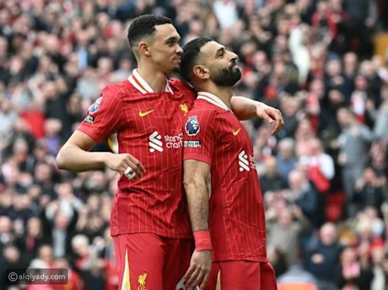 مو صلاح يواسي ألكسندر أرنولد في وداعه الأخير لجمهور ليفربول