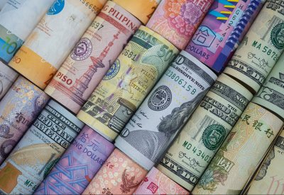١ يورو = 0.98 دولار أمريكي.. في أدنى مستوياته