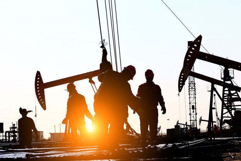 أسعار النفط تنخفض متأثرة بمخاوف الطلب.. وعقوبات جديدة على إيران تحد من التراجع