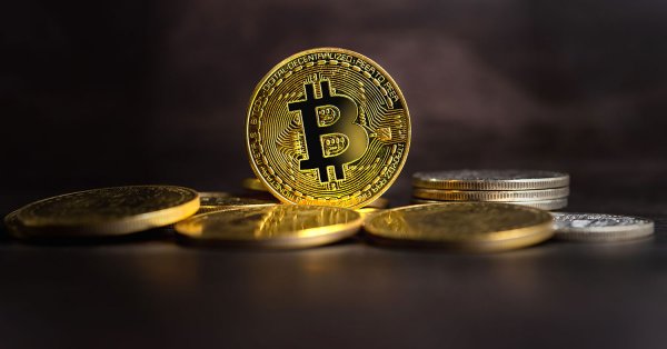 تراجع حاد في سعر البيتكوين يؤدي إلى خسائر في نصف المعروض