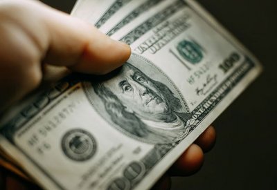 الدولار يهبط مع تزايد التوقعات بخفض الفائدة الأمريكية