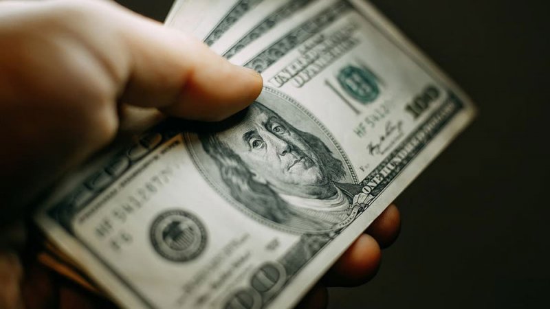 الدولار يهبط مع تزايد التوقعات بخفض الفائدة الأمريكية