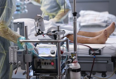 خبير يتحدث عن "جدار المناعة" لمواجهة أوميكرون.. الحل السريع