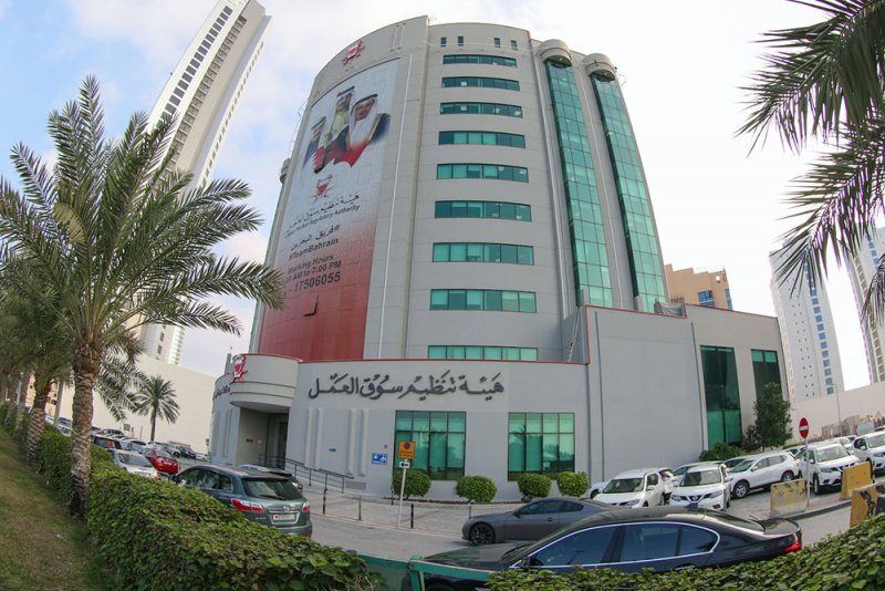 إخطار صاحب العمل شرط أساسي قبل انتقال العامل الأجنبي
