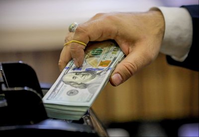 الدولار يرتفع مدعوما برهانات رفع أسعار الفائدة الأميركية