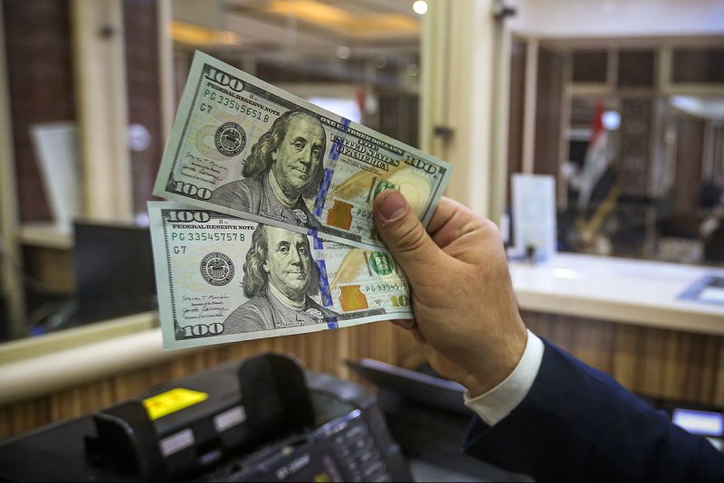 الدولار يصعد بعد تقلب أعقب قرار الفائدة الأميركية