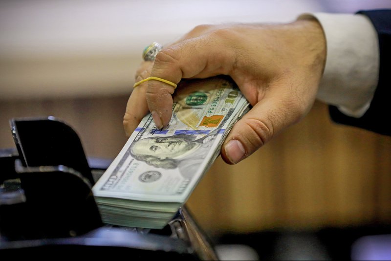 الدولار يرتفع مدعوما برهانات رفع أسعار الفائدة الأميركية