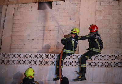 الدفاع المدني ينقذ 4 أشخاص ورضيعة تعرضت للاختناق إثر حريق بمبنى سكني في بني جمرة