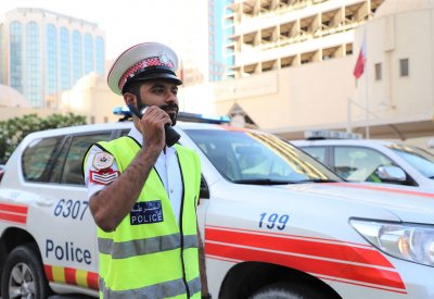 ازدحام مروري على جسر الشيخ خليفة بعد اصطدام مركبة بالحاجز الحديدي