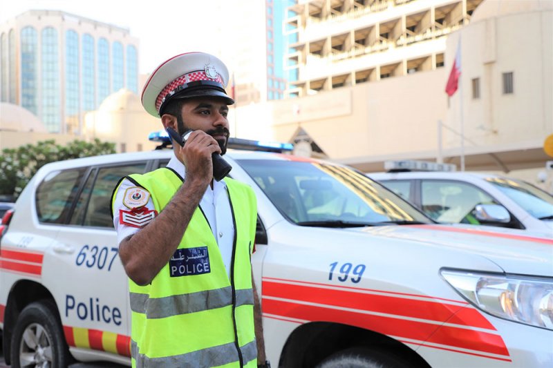ازدحام مروري على جسر الشيخ خليفة بعد اصطدام مركبة بالحاجز الحديدي