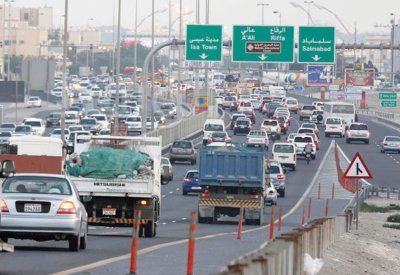 إثر حادث مروري بين عدة مركبات.. ازدحام على جسر الشيخ خليفة بن سلمان
