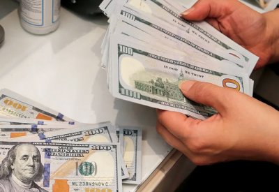 الدولار يتجه لتحقيق مكاسب أسبوعية واستقرار الين الياباني قرب مستوى 160