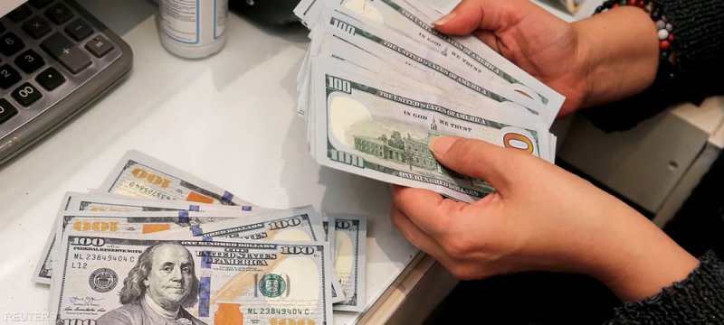 الدولار يتجه لتحقيق مكاسب أسبوعية واستقرار الين الياباني قرب مستوى 160