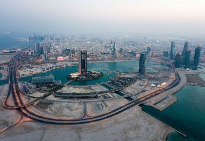 الطقس حار و رطب مع بعض السحب