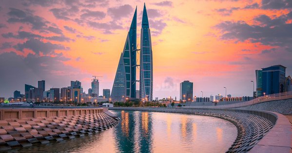 الطقس معتدل مع بعض السحب 