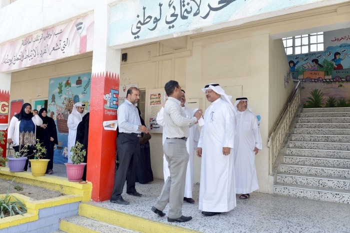 “التربية” تتفقد ابتدائية السنابس للبنات