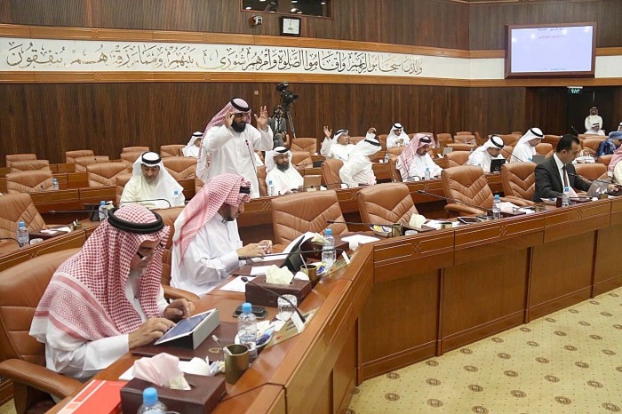 الجودر يطالب بإعادة الموظفين ال 34 المسرحين من “طيران الخليج”
