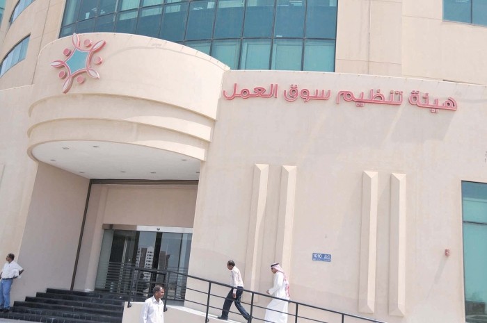 مدير ب “سوق العمل” يحذر مالك مقهى من حملة تفتيش قادمة