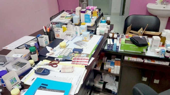 ضبط كميات كبيرة من الأدوية بعيادة دون ترخيص