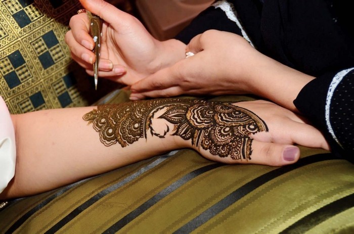 “الحنة” في العيد.. رمز للفرح والبهجة عند نساء الخليج العربي