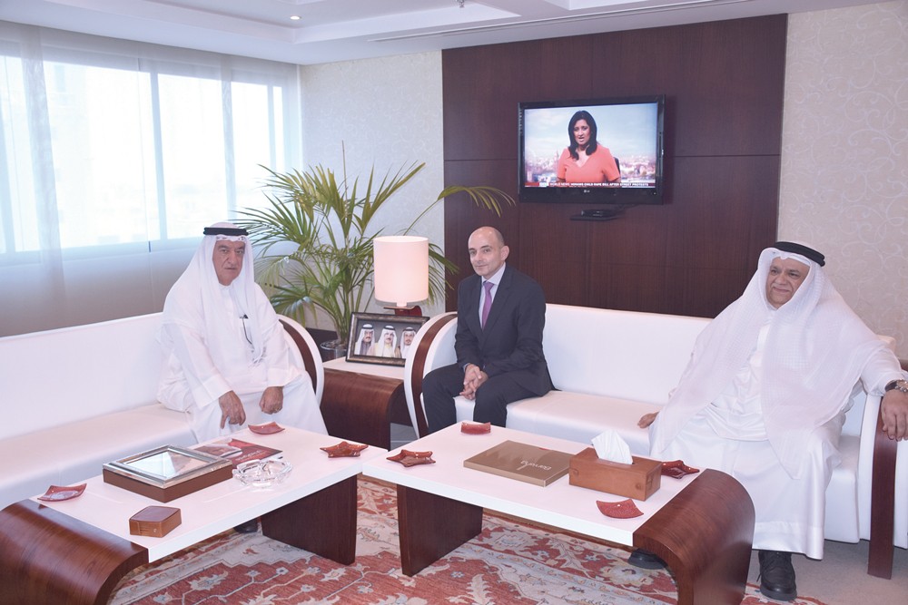 المؤيد  يبحث مع رئيس “ستاندرد تشارترد” بيئة الاستثمار