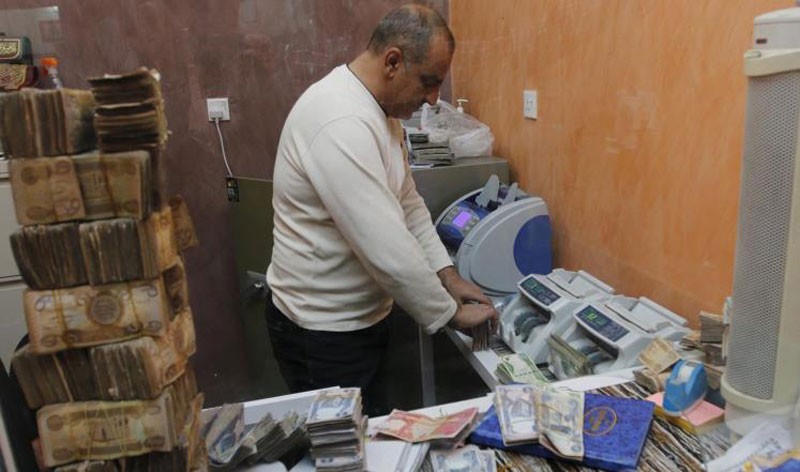 تهريب 80% من الدولارات التي باعها المركزي العراقي