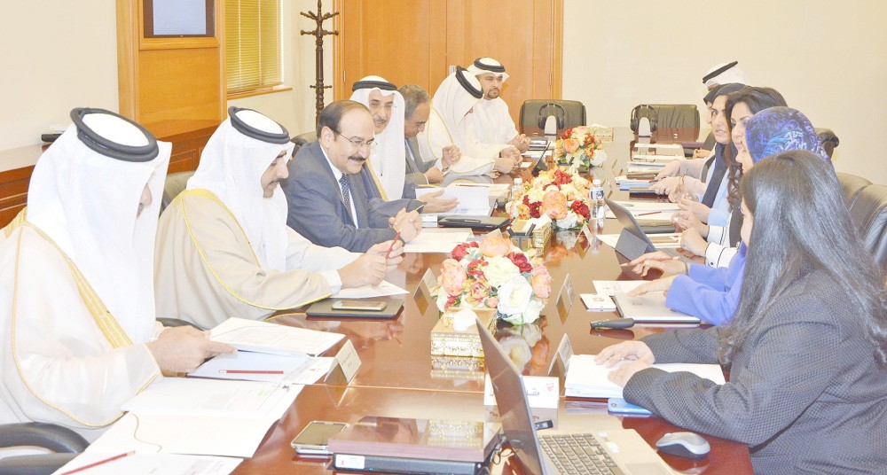 البحرينيات يمثلن 23 % من إجمالي العاملين في القطاعين
