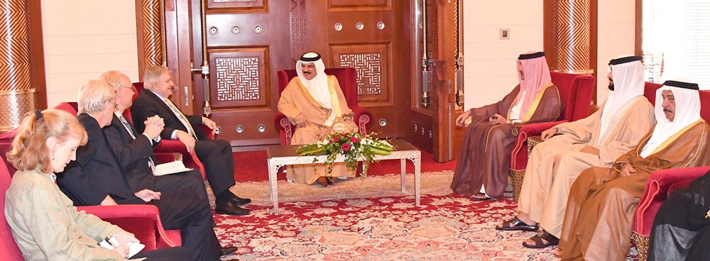 الملك يستعرض مع مبعوثين أمريكيين العلاقات
