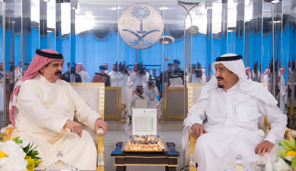 الملك يعقد اجتماعاً مع خادم الحرمين الشريفين