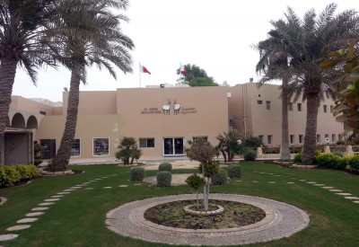 أول سيارة باستخدام الطاقة الشمسية في محمية العرين