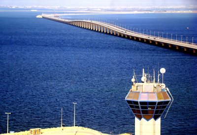 الحبس سنتين وغرامة 1000 دينار لمتهم قاد سيارته عكس إتجاه السير بجسر الملك فهد
