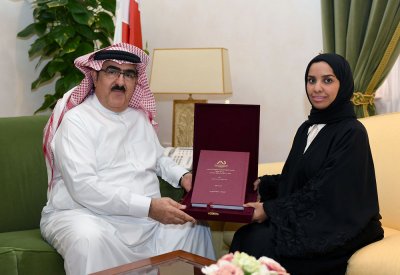 الامين العام لمجلس الوزراء يستقبل الموظفة بالامانة وفاء العواد