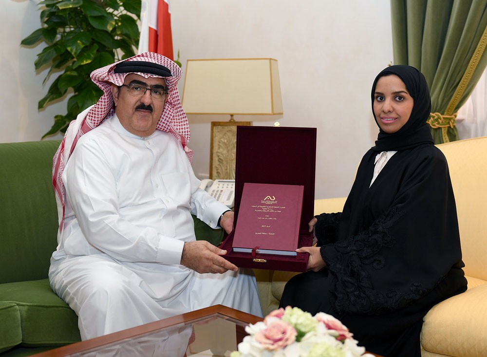 الامين العام لمجلس الوزراء يستقبل الموظفة بالامانة وفاء العواد