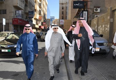 أبو الفتح يتفقد مجمعات الدائرة الثانية بالمنامة برفقة قراطة