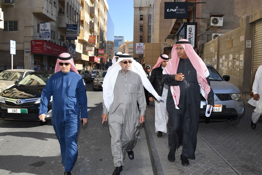 أبو الفتح يتفقد مجمعات الدائرة الثانية بالمنامة برفقة قراطة