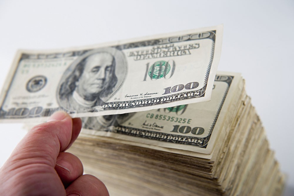 الدولار يهبط وسط حذر بشأن الإصلاح الضريبي في أمريكا