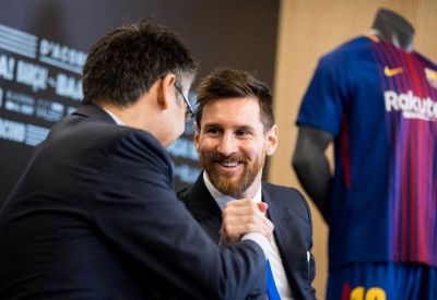 والد ميسي يفسر "البند الصادم" في عقد برشلونة
