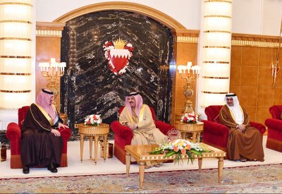 الملك: علاقات راسخة مع السعودية