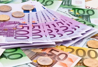 اليورو مستقر قرب ذروة 3 سنوات والدولار يصعد أمام الين