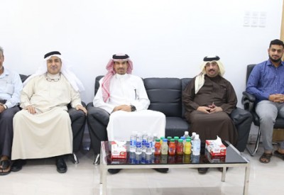 صقر بن سلمان يزور مركز شباب عراد ويبحث تطوير برامج المركز