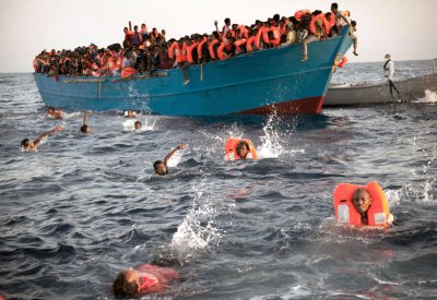 إنقاذ 475 مهاجر غير شرعي قبالة السواحل الليبية