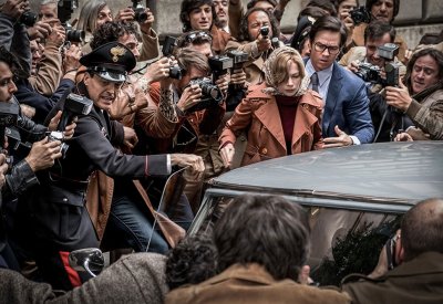 أول ذا موني إن ذا وورلد في السينما يوم 25 يناير