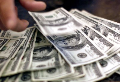 الدولار يعاود الصعود بعد خسائر إثر إغلاق الحكومة الأمريكية