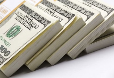 الدولار ينخفض لأدنى مستوى في 3 سنوات